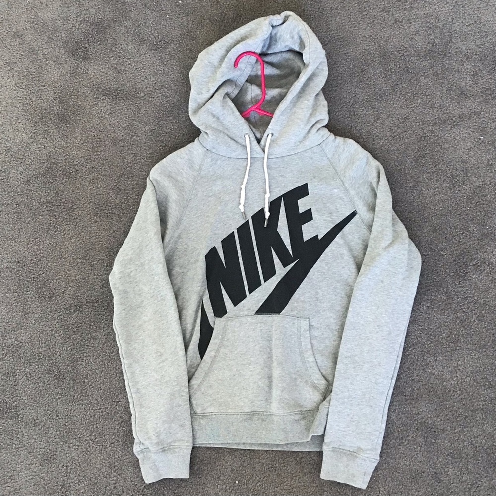 gray nike sweatshirt